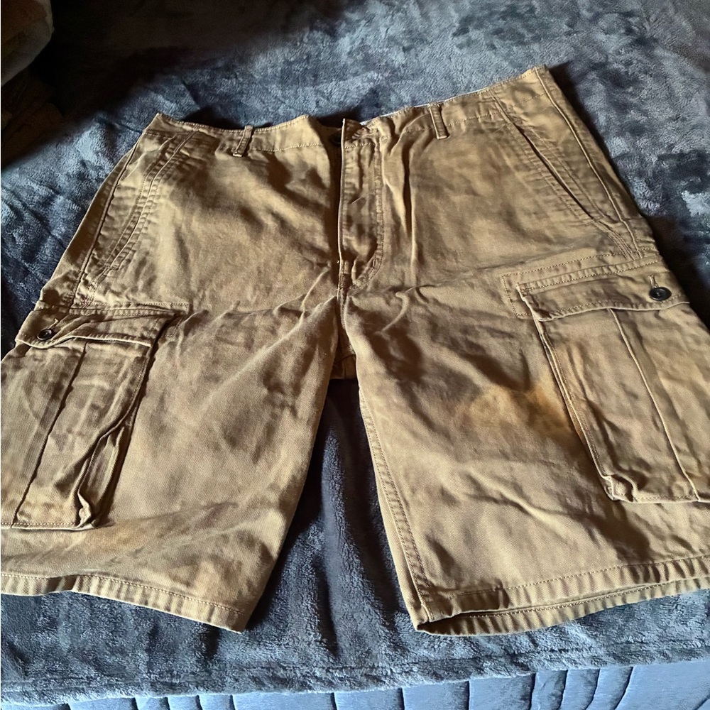 Levi’s Men's Tan Cargo Shorts. Never been worn.